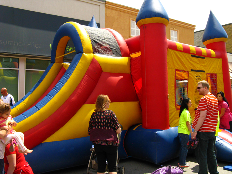 Blowup jumping castle